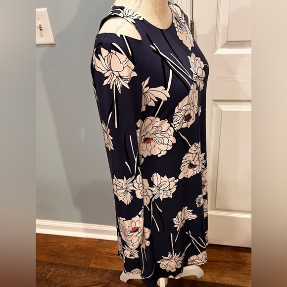 ๐ Ivanka Trump Floral Cut Out Shoulder Dress - Picture 5 of 15